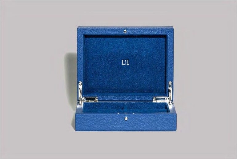 Écrin laqué : Bleu roi, ferrures argentées, monogramme LL